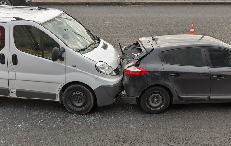 White van crashed into black car in traffic