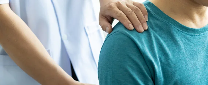 A man seeing the doctor after suffering a shoulder injury